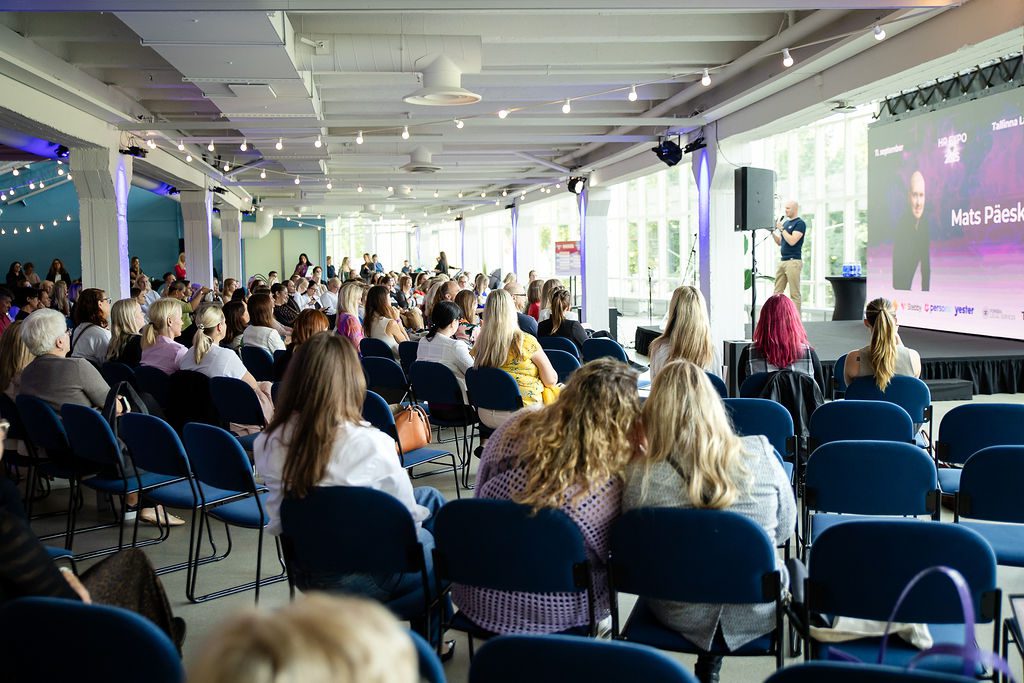 Mats Päeske rääkimas HR Expo laval juhtimisest ja meeskondade inspireerimisest