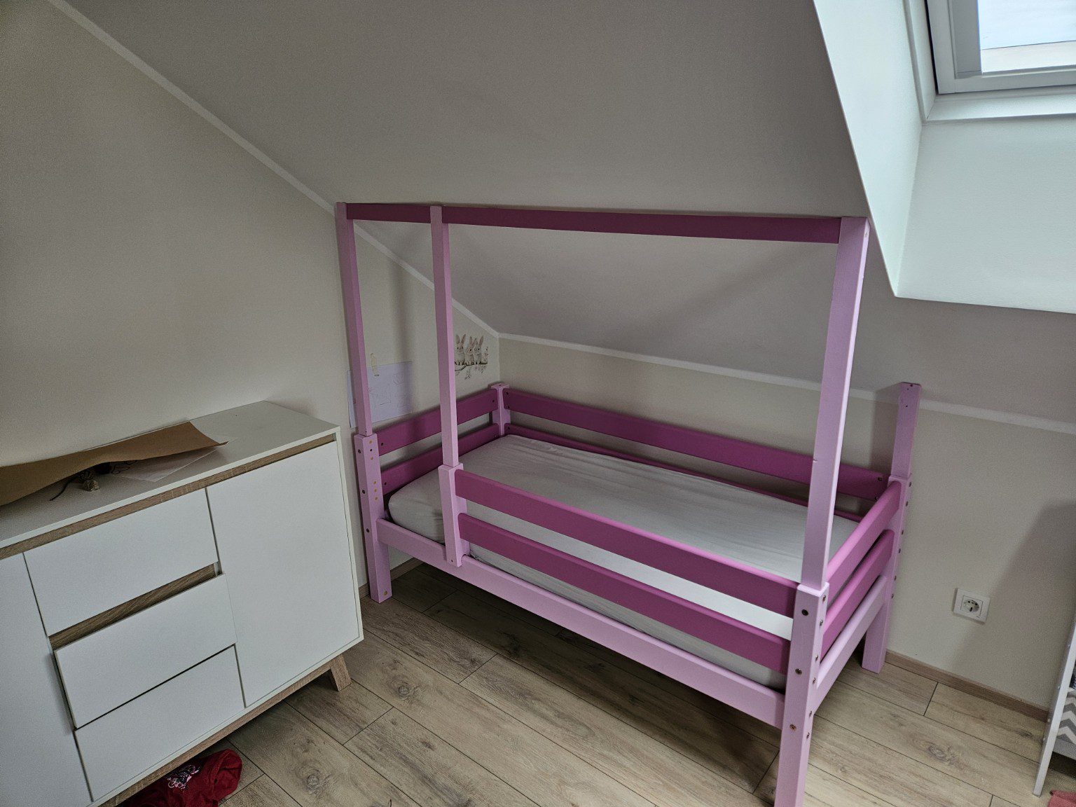 Roosaks värvitud lastevoodi, mis illustreerib, et hea tulemus tähendab kliendi kõige olulisemate ootuste täitmist, mitte täiuslikku teostust.